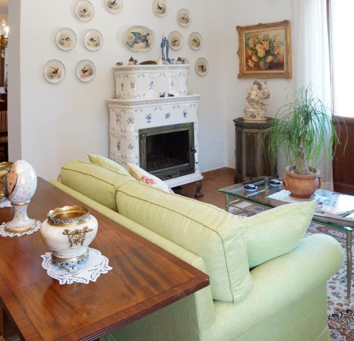 Prestigious villa in a splendid hilly position in Potenza Picena with sea view, olive grove, swimming pool and dependence.