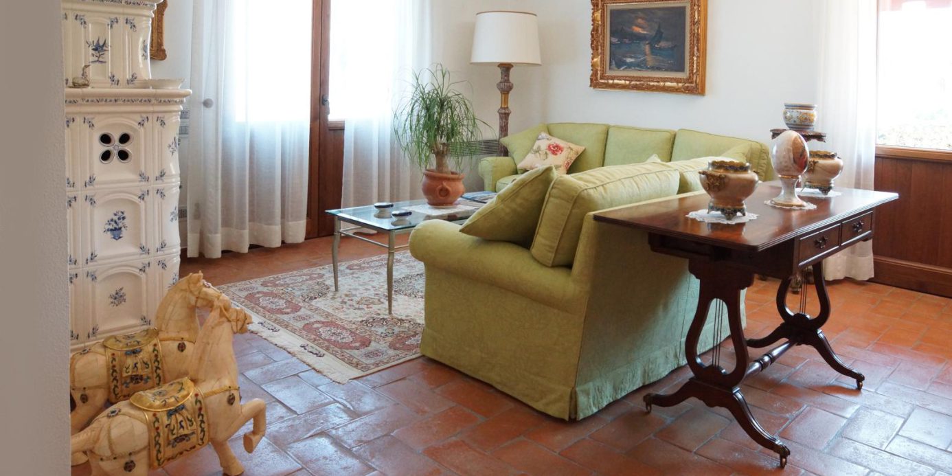 Prestigious villa in a splendid hilly position in Potenza Picena with sea view, olive grove, swimming pool and dependence.