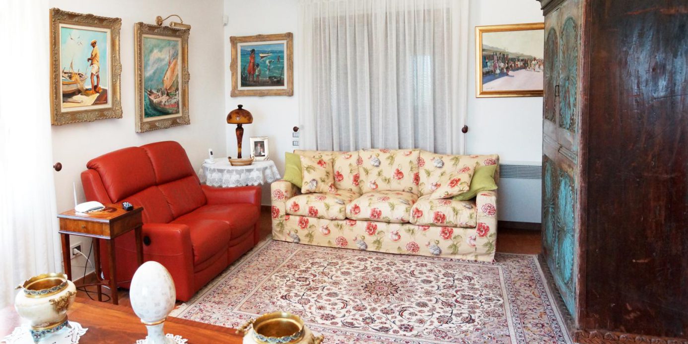 Prestigious villa in a splendid hilly position in Potenza Picena with sea view, olive grove, swimming pool and dependence.