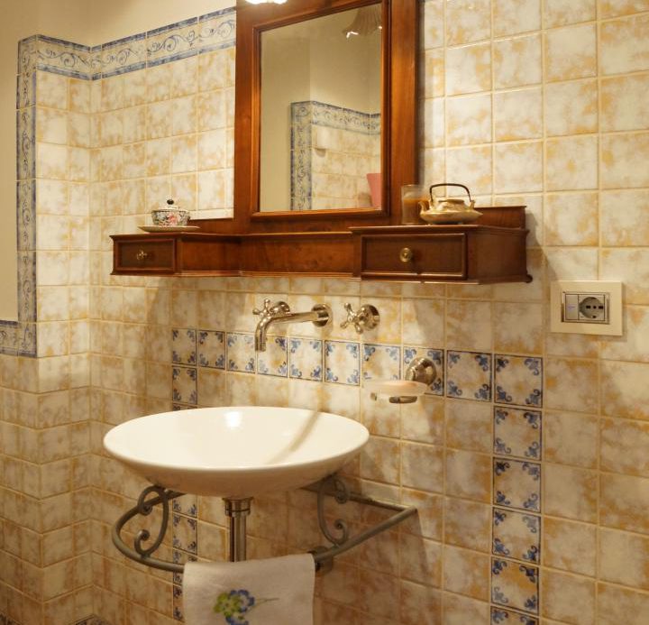 Prestigious villa in a splendid hilly position in Potenza Picena with sea view, olive grove, swimming pool and dependence.
