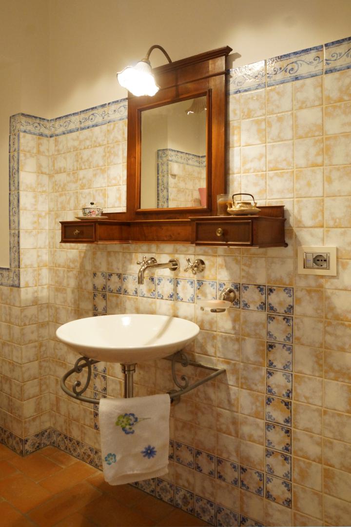 Prestigious villa in a splendid hilly position in Potenza Picena with sea view, olive grove, swimming pool and dependence.