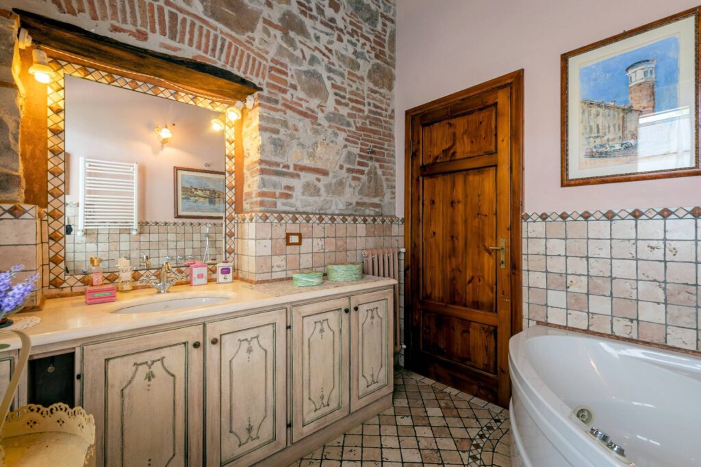 Superb Estate with a swimming-pool, tennis court on the hills of Lucca