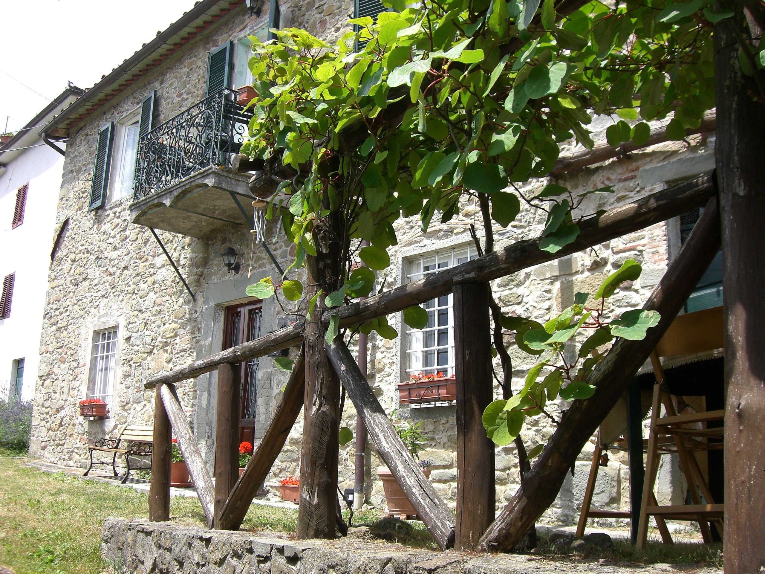 Detached house near Bagni di Lucca, Tuscany (110,000 Euro: cash sale)