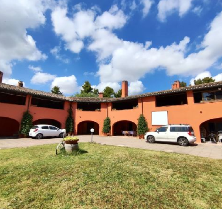 Terraced house surrounded by a 12.000 outdoor space
