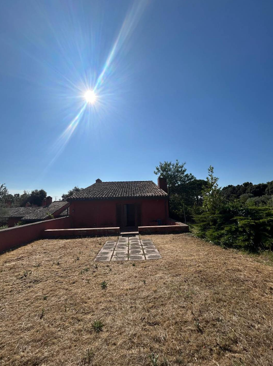 Terraced house surrounded by a 12.000 outdoor space