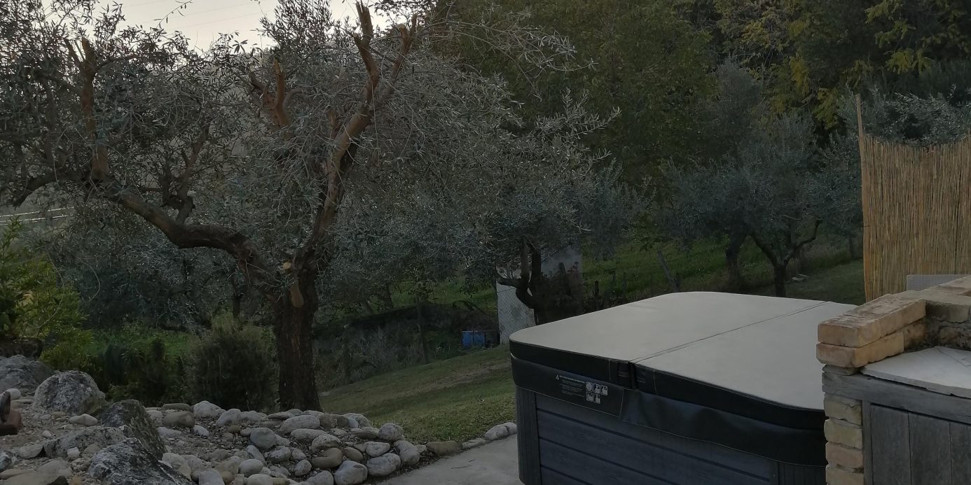 Family property 30 minutes from Pescara airport and beaches, 1 hour from national parks and ski slopes, panoramic views of Abruzzo and just 10 minutes of the vibrant towns of Loreto Aprutino and Penne