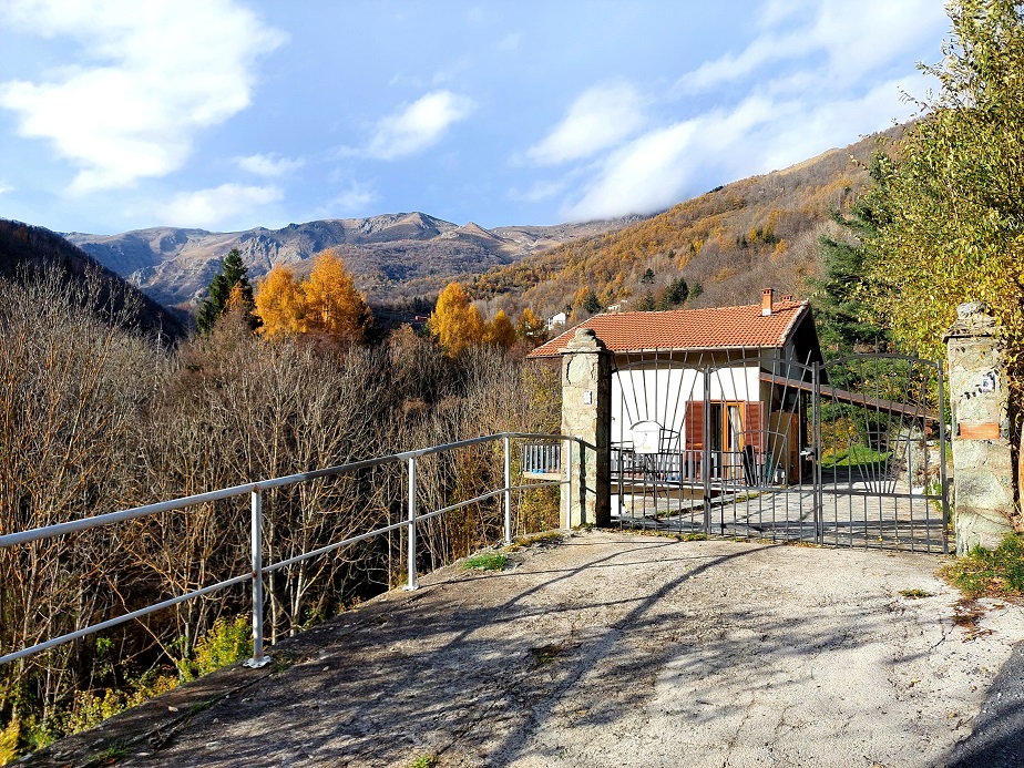 Detached semi-detached house with private garden