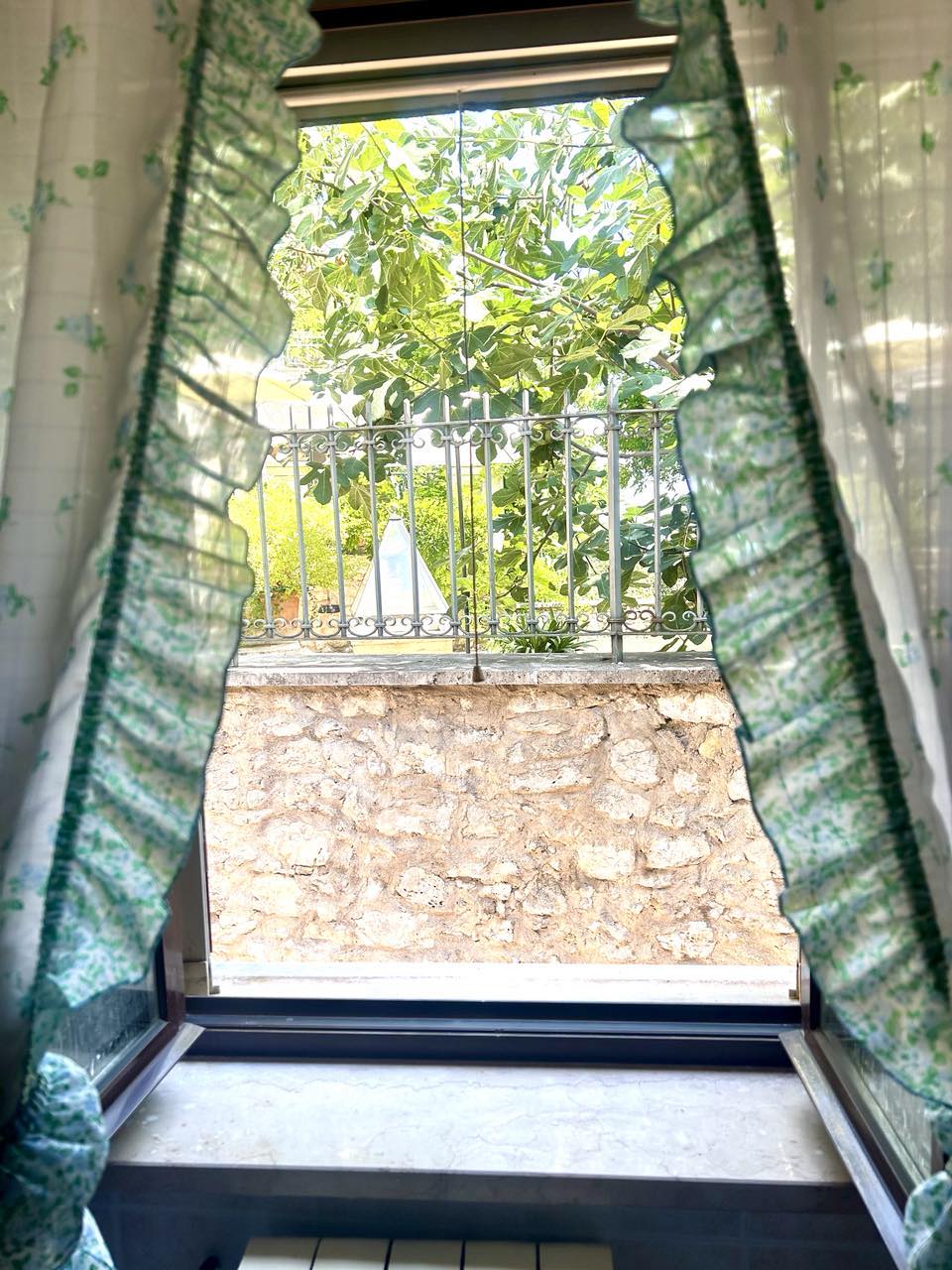 Beautiful stone house for sale in Veroli, Lazio region. Two homes for the price of one, renovated and partially furnished.