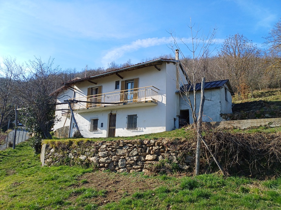 Detached house with private garden