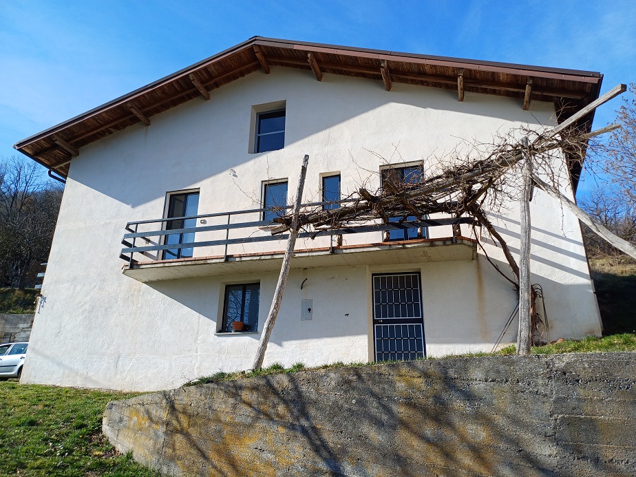 House with private garden in panoramic hamlet
