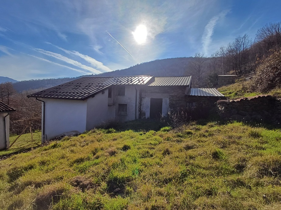 House with private garden in panoramic hamlet