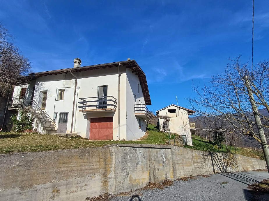 House with private garden in panoramic hamlet