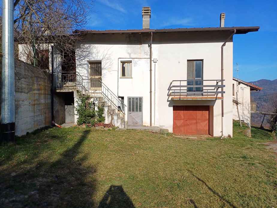 House with private garden in panoramic hamlet