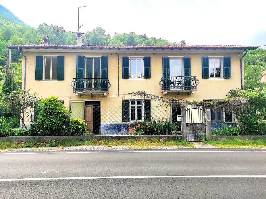 Semi-detached villa with land and warehouses.