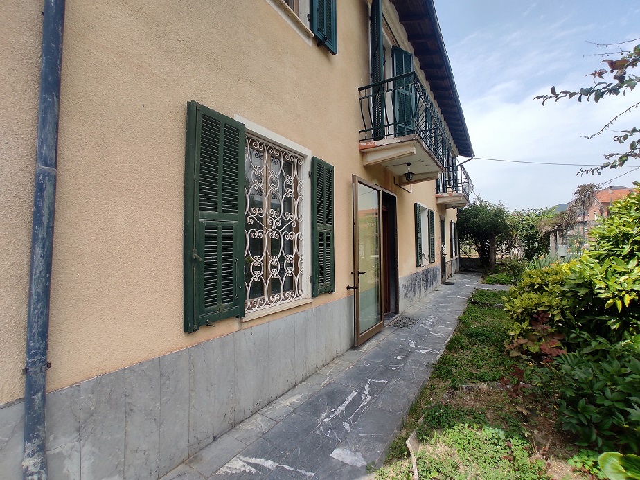 Semi-detached villa with land and warehouses.
