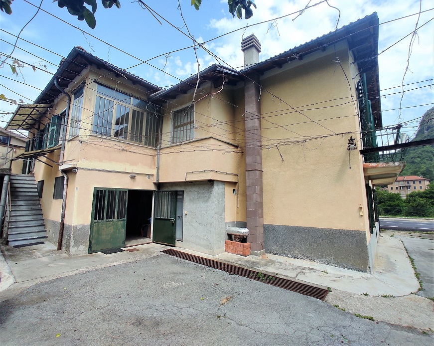 Semi-detached villa with land and warehouses.