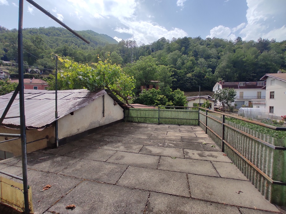 Semi-detached villa with land and warehouses.