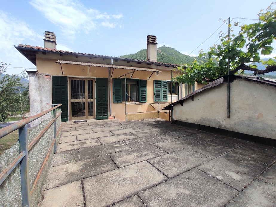 Semi-detached villa with land and warehouses.