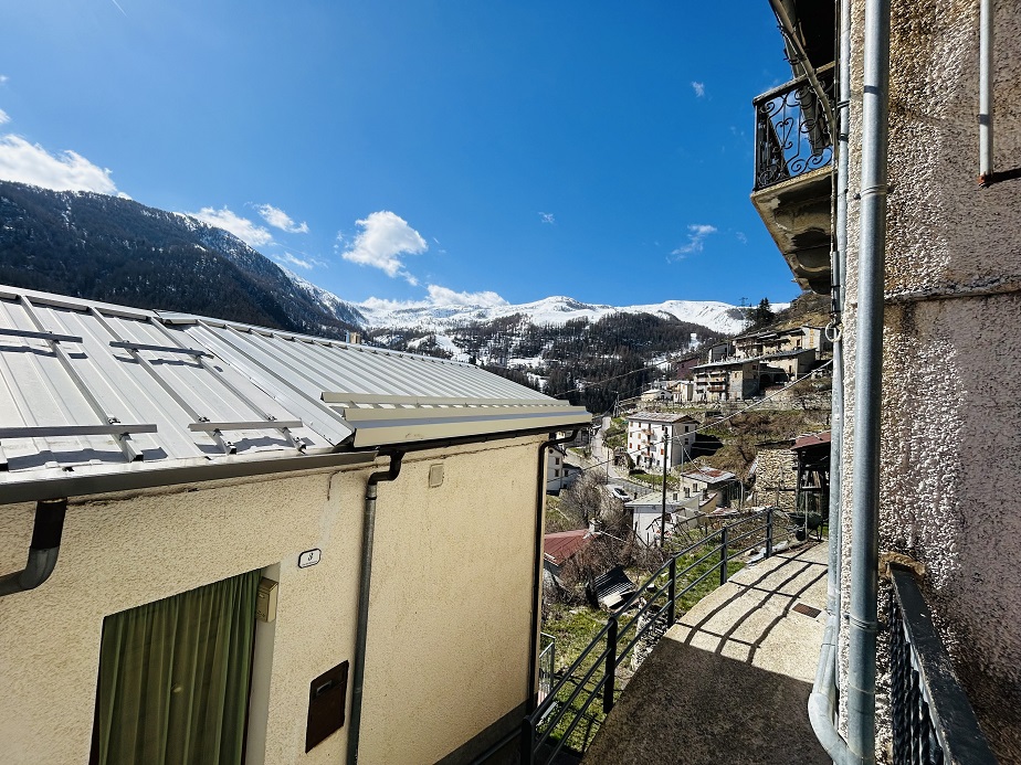 House free from ground to roof in a mountain villa