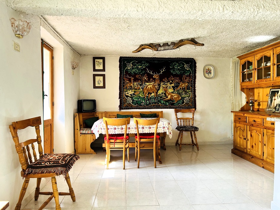 House free from ground to roof in a mountain villa