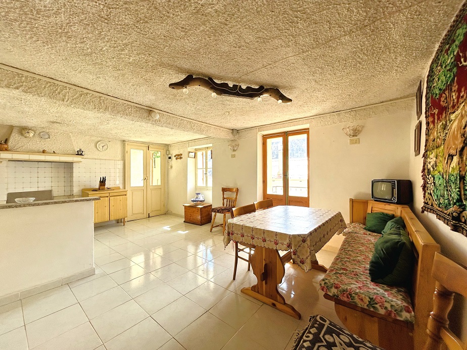 House free from ground to roof in a mountain villa