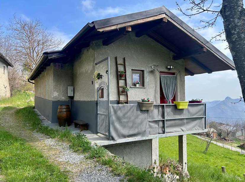 Detached house with land and rustic house.