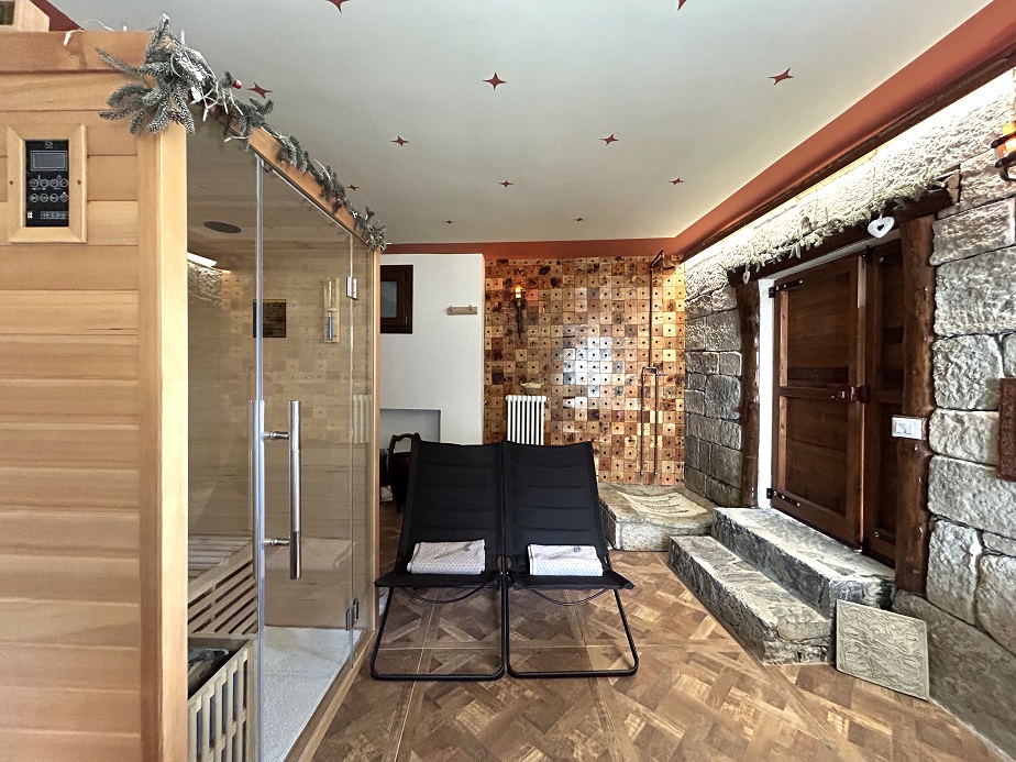 Detached house with garden and private spa.