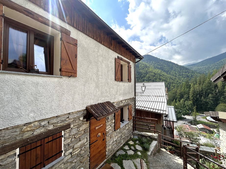 Detached house with garden and private spa.