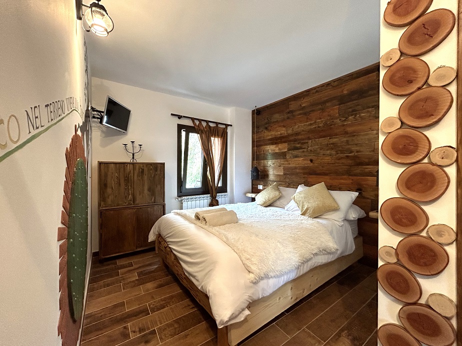 Detached house with garden and private spa.