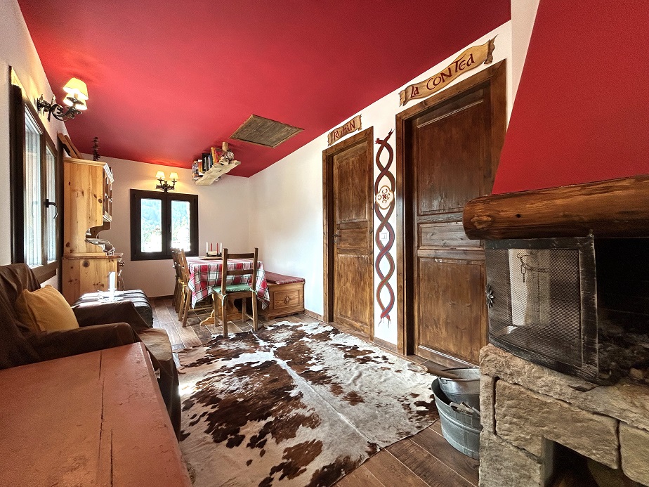 Detached house with garden and private spa.