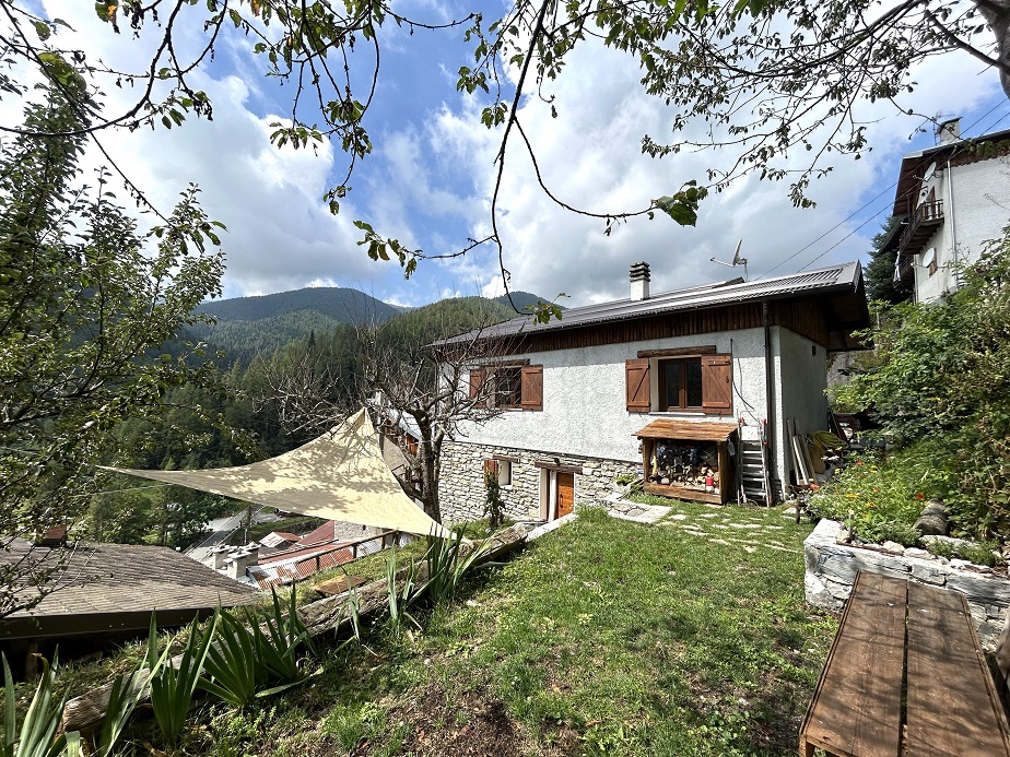 Detached house with garden and private spa.