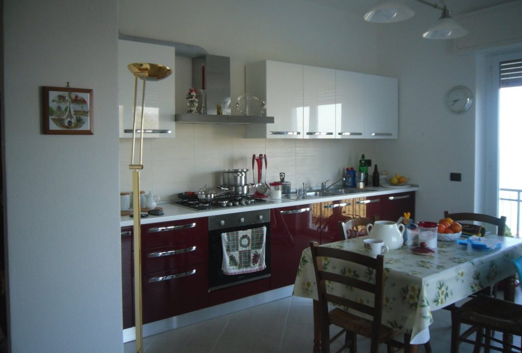 Semi-detached villa of 350 square meters with an unparalleled sea view just 800 meters from the splendid beaches of Lavagna