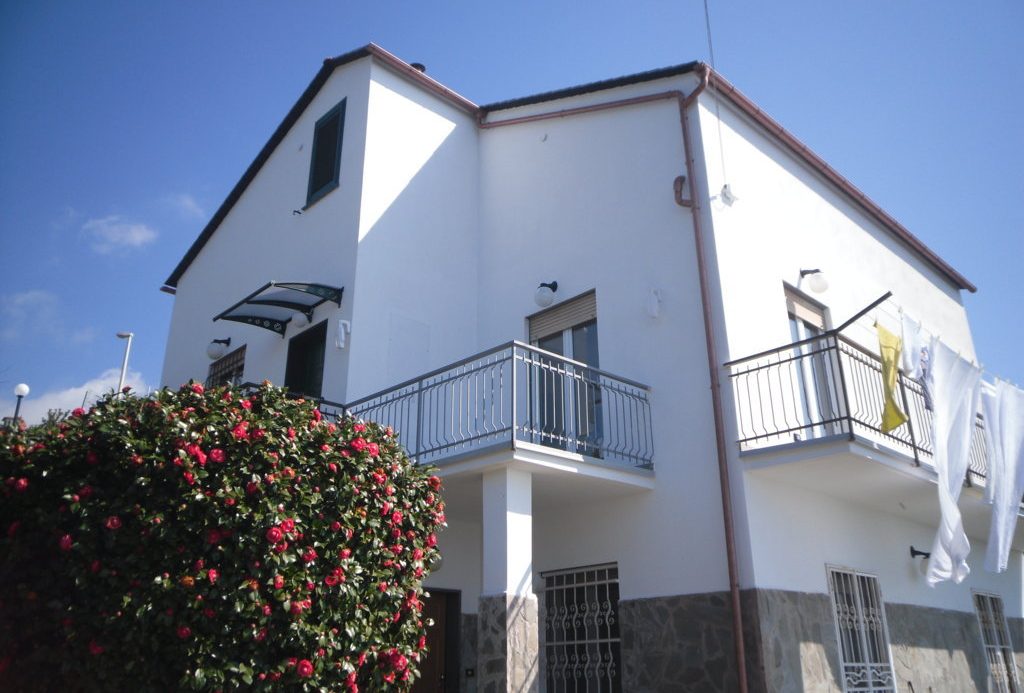 Semi-detached villa of 350 square meters with an unparalleled sea view just 800 meters from the splendid beaches of Lavagna