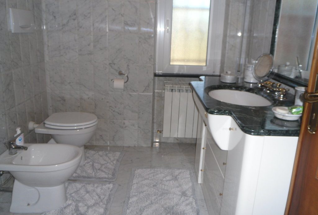 Semi-detached villa of 350 square meters with an unparalleled sea view just 800 meters from the splendid beaches of Lavagna