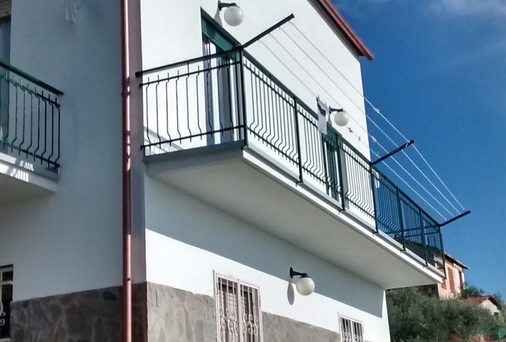 Semi-detached villa of 350 square meters with an unparalleled sea view just 800 meters from the splendid beaches of Lavagna