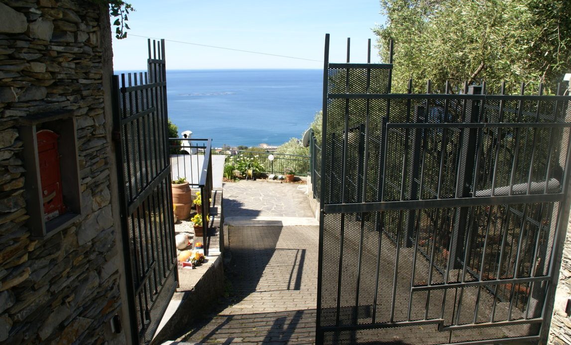 Semi-detached villa of 350 square meters with an unparalleled sea view just 800 meters from the splendid beaches of Lavagna