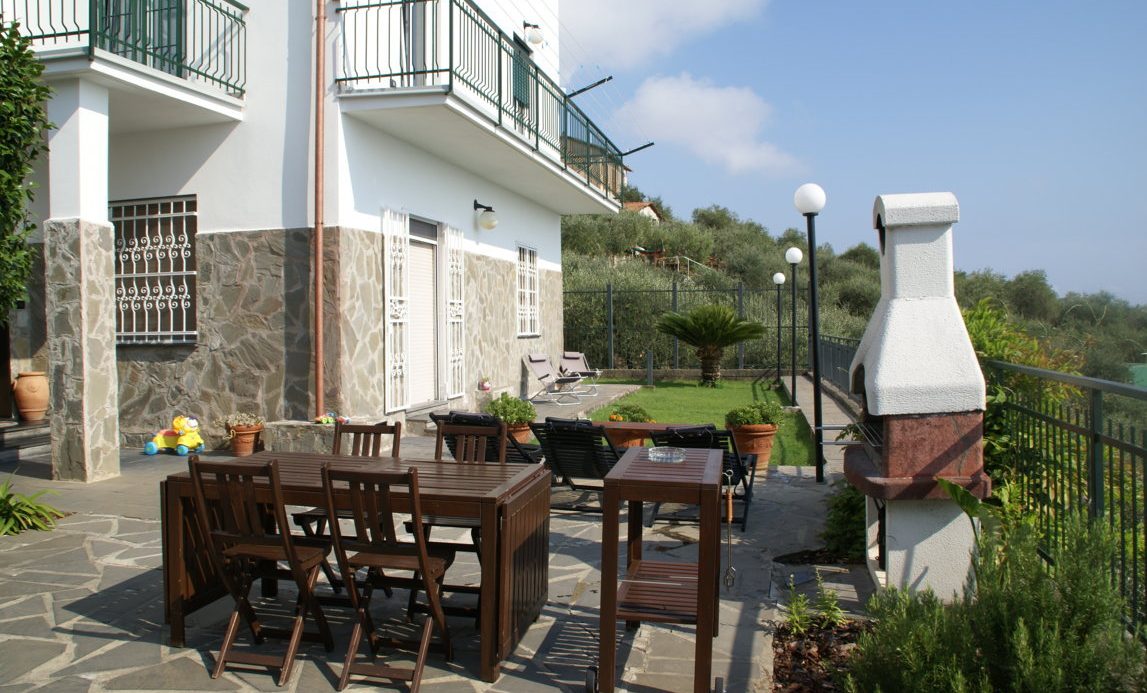 Semi-detached villa of 350 square meters with an unparalleled sea view just 800 meters from the splendid beaches of Lavagna