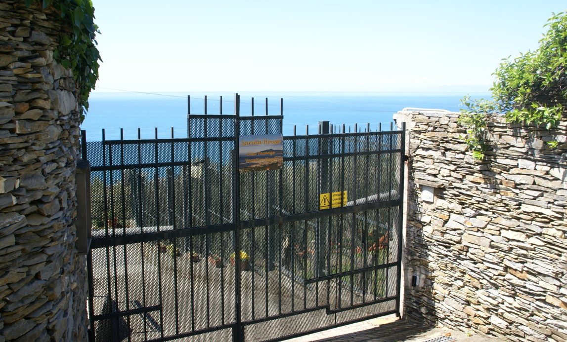 Semi-detached villa of 350 square meters with an unparalleled sea view just 800 meters from the splendid beaches of Lavagna