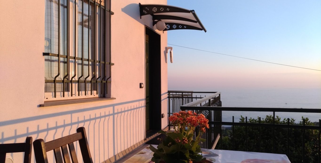 Semi-detached villa of 350 square meters with an unparalleled sea view just 800 meters from the splendid beaches of Lavagna