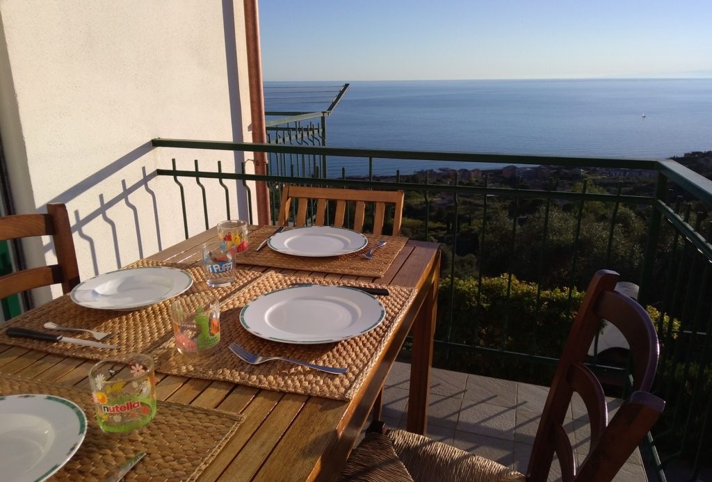 Semi-detached villa of 350 square meters with an unparalleled sea view just 800 meters from the splendid beaches of Lavagna