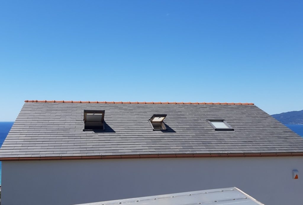 Semi-detached villa of 350 square meters with an unparalleled sea view just 800 meters from the splendid beaches of Lavagna