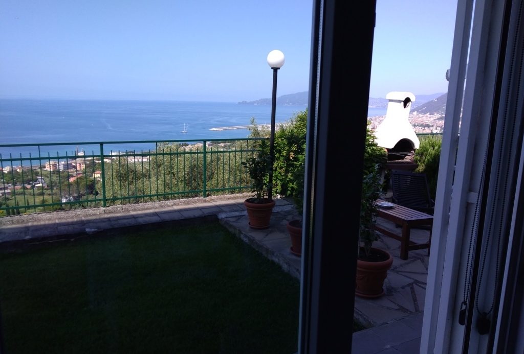 Semi-detached villa of 350 square meters with an unparalleled sea view just 800 meters from the splendid beaches of Lavagna