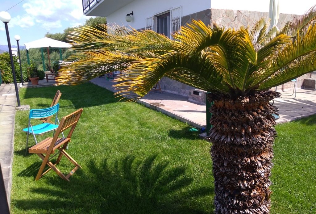 Semi-detached villa of 350 square meters with an unparalleled sea view just 800 meters from the splendid beaches of Lavagna