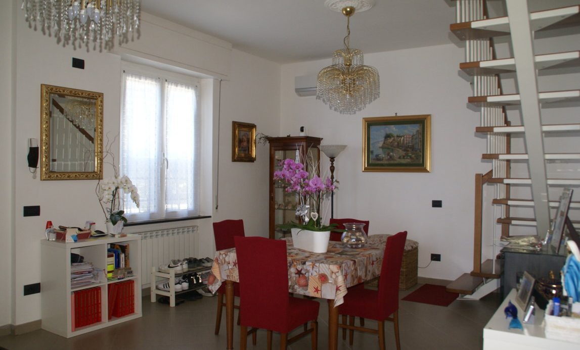 Semi-detached villa of 350 square meters with an unparalleled sea view just 800 meters from the splendid beaches of Lavagna