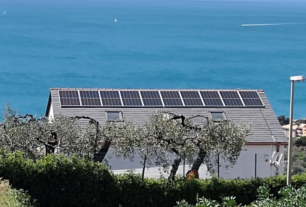 Semi-detached villa of 350 square meters with an unparalleled sea view just 800 meters from the splendid beaches of Lavagna