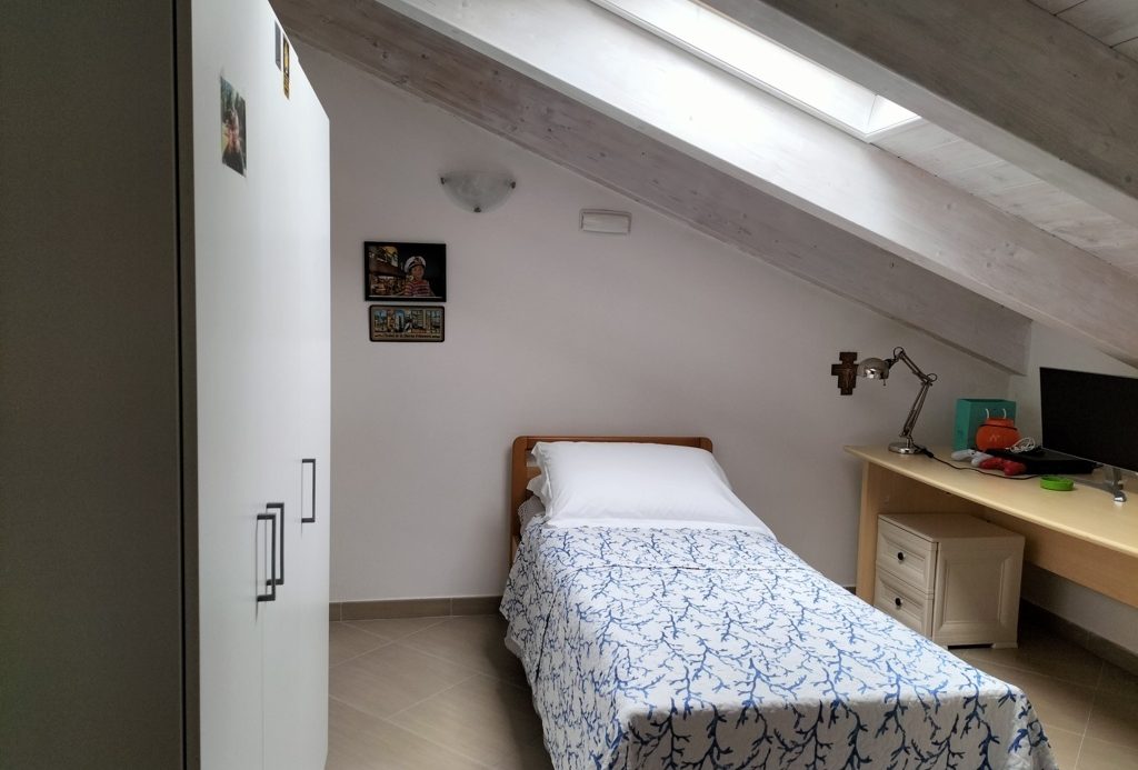 Semi-detached villa of 350 square meters with an unparalleled sea view just 800 meters from the splendid beaches of Lavagna