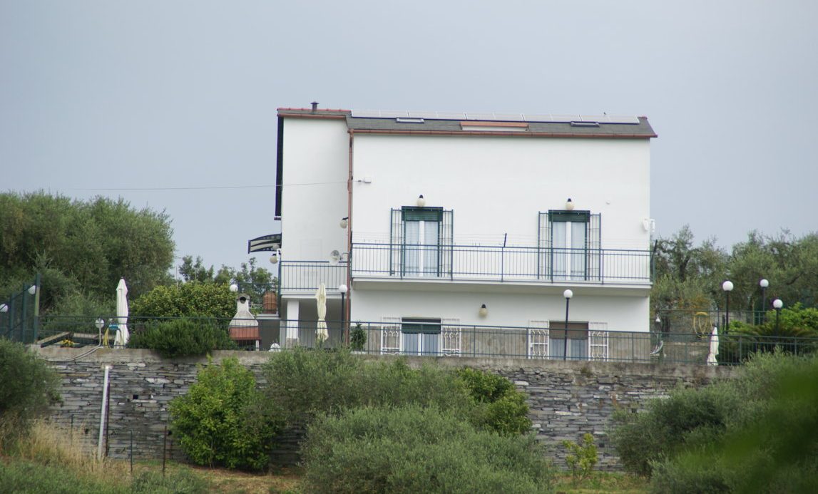 Semi-detached villa of 350 square meters with an unparalleled sea view just 800 meters from the splendid beaches of Lavagna
