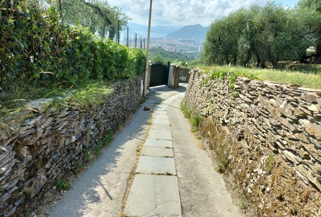 Semi-detached villa of 350 square meters with an unparalleled sea view just 800 meters from the splendid beaches of Lavagna