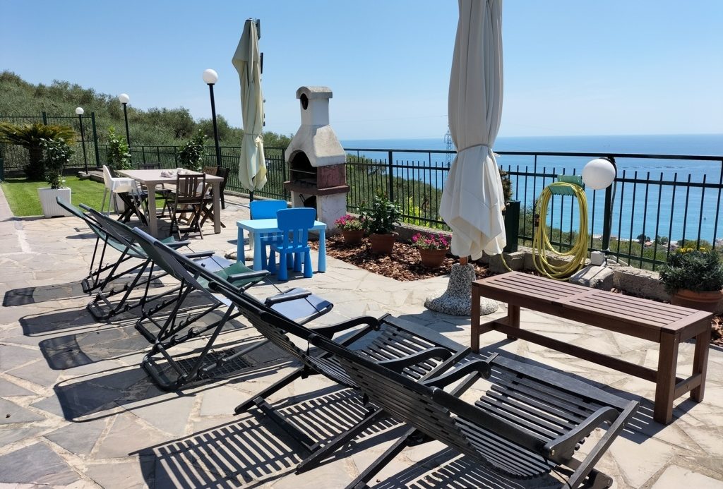 Semi-detached villa of 350 square meters with an unparalleled sea view just 800 meters from the splendid beaches of Lavagna