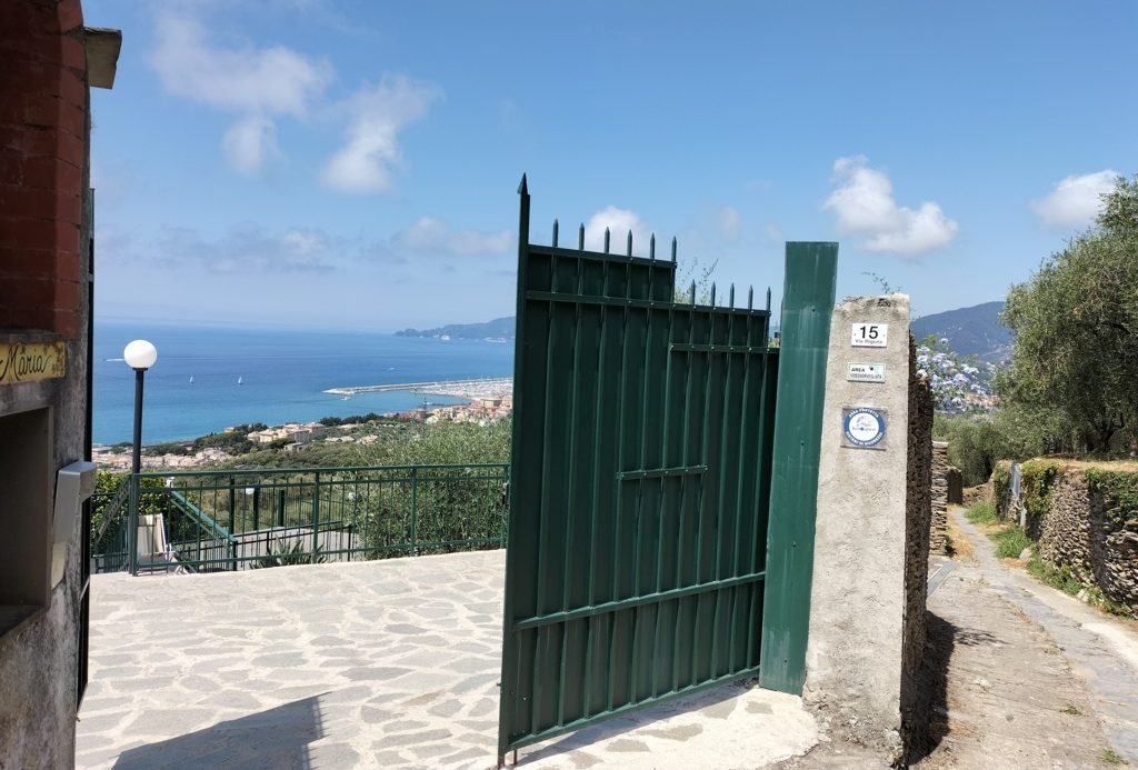 Semi-detached villa of 350 square meters with an unparalleled sea view just 800 meters from the splendid beaches of Lavagna